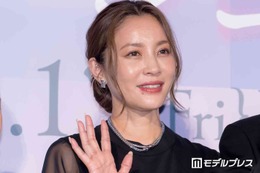 瀬戸朝香、ダークネイビーへのヘアチェンジ報告「雰囲気違う」「美しさが増してる」と絶賛の声