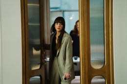 知的スタイルから華やかドレス姿まで『マテリアリスト 結婚の条件』ダコタ・ジョンソン”ルーシー”のファッションに注目