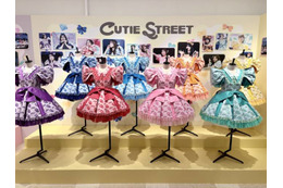 なぜアイドル衣装は“ファッションアーカイブ”になったのか　KAWAII LAB.衣装展にFRUITS ZIPPER、CANDY TUNEら154着が集結