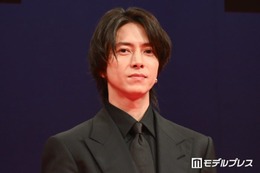 山下智久・福原遥・市原隼人ら「正直不動産」キャストが豪華集結 客席から登場で歓声沸く