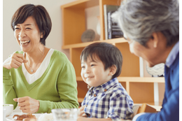 少しぎこちない祖父と6歳の孫。すると「なんで…」お笑い番組を見た孫の鋭い一言に「心がほっこり」 画像