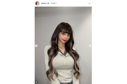 広島カープ小園海斗選手の妻・渡辺リサ「17歳差親子」娘たちとの3ショット公開「口元が似てる」「ママの顔してる」の声 画像