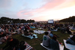 葛西臨海公園にて“屋外シネマフェス”が5月16日開催、上映作品はイルミネーションが贈る『FLY！／フライ！』