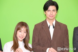 川崎希＆アレクサンダーファミリー、お揃いTシャツでディズニー満喫「仲良し可愛すぎる」「理想の家族」と反響