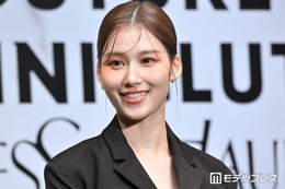 TWICEサナ、アンダーウェアチラ見せデニムコーデで圧巻美ウエスト輝く「くびれが美しすぎる」「女神」と反響続々 画像