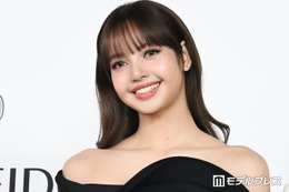 BLACKPINKリサ、美脚＆ウエスト際立つ“超ミニ”ユニフォーム風コーデ披露「異次元のスタイル」「脚の長さレベチ」と反響 画像
