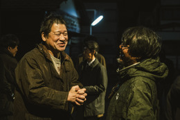 「これは悲惨」佐藤二朗の断髪式や丸山隆平＆MEGUMIら共演『名無し』　和気あいあいメイキング解禁