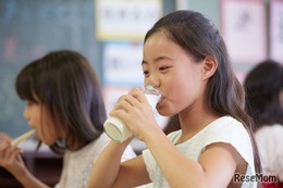 給食の牛乳、お茶に変えたい58.1%…好きなメニュー1位は 画像