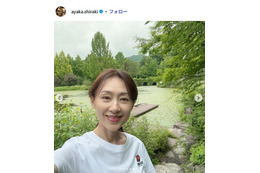 中山秀征の妻・白城あやか、三男との母校訪問ショット公開「イケメン」「どっちにも似てる」と反響 画像