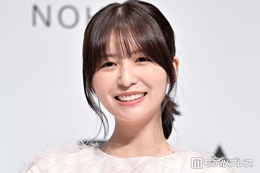 長濱ねる、レースシャツ×ミニボトムで美脚スラリ「美しさに目が釘付け」「知的な雰囲気でおしゃれ」の声