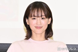 綾瀬はるか、デコルテライン際立つオフショル黒ドレス姿に絶賛の声「透明感が凄い」「息を呑む美しさ」