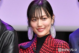 山下美月、肩出しドレス姿に絶賛の声「美しさが限界突破」「骨格から綺麗」 画像