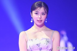 人気クリエイター・おさき、ほっそり二の腕＆美肩全開のタンクトップコーデに反響「爽やかだけど色っぽい」「タトゥーシール可愛い」