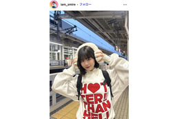 「今日好き」表すみれ、ナポレオンデザインのノースリ姿披露「色白で眩しい」「上品さとカジュアルさが素敵」と絶賛の声