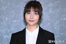 シンガー・サカグチアミ、スカートはためかせるクラシカルなモノトーン衣装 ミセス「CEREMONY」登場【Mrs. GREEN APPLE presents「CEREMONY」】 画像