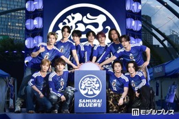 JO1＆INIスペシャルユニット「JI BLUE」渋谷・宮下パーク登場 “応援提灯”点灯で「SAMURAI BLUE祭」を青一色に