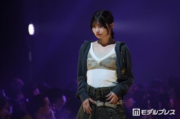 「今日好き」藤田みあ、カジュアルなレイヤードスタイルに熱視線「見惚れる」「脚綺麗」【学生ランウェイ名古屋】 画像