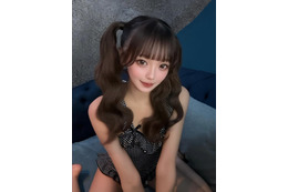 【キャバ嬢の真夏の暑さに負けないメイク術】“無敵”直しいらずの金箔入り下地＆パウダーの組み合わせ「徹底的に毛穴に塗り込む」汗にも耐えられる方法とは