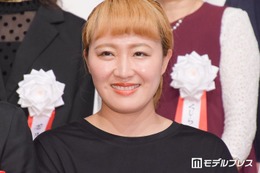 丸山桂里奈「関西人の血を引き継いでる」3歳娘のおふざけポーズショットに反響「血は争えない」「しっかり決まってる」
