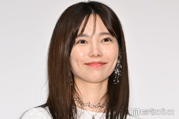 島崎遥香、シースルー衣装から美肌＆美脚披露「可愛すぎます」「足元に目を惹かれる」