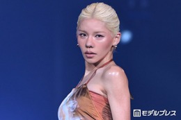 とうあ、トップバッターで「オキコレ」開幕 キャミから美デコルテ輝く