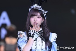 MINAMI、美脚輝くミニ丈ドレス×うさ耳でガーリーな魅力「不思議の国のアリスみたい」「美しすぎて二度見」と絶賛の声【オキコレ2026】