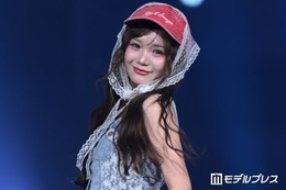 CUTIE STREET古澤里紗、ショート丈デニムビスチェ×レーススタイル「おしゃれすぎ」「透明感すごい」の声【オキコレ2026】