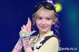 FRUITS ZIPPER早瀬ノエル、ぬいぐるみ装飾の個性派スタイル フィンガーガンポーズで世界観際立つ【オキコレ2026】 画像