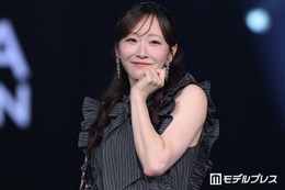 FRUITS ZIPPER真中まな、ミニ丈ワンピで華やかオーラ放つ「頭身すごい」「綺麗なお姉様」と絶賛の声【オキコレ2026】 画像