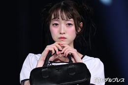 CUTIE STREET梅田みゆ、上品ガーリーなモノトーンコーデ 可愛らしい仕草で存在感放つ【オキコレ2026】 画像