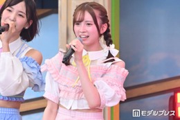 AKB48メンバー、美脚透けるシースルースカートコーデに絶賛の声「モノトーンで大人っぽい」「何頭身あるの？」