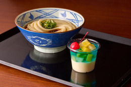 丸亀製麺、まさかの新作「丸亀うどんプリン」登場 テスト販売で話題“ぷるもち”新食感の手づくりスイーツ