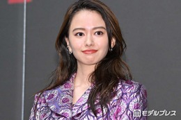 山本舞香、ピンク髪披露「出逢って10年」人気モデルとの思い出ショットに「アニメキャラみたい」「似合ってます」の声