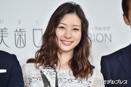 足立梨花、結婚3周年記念で結婚式ショット公開「美しすぎます」「絵になる」