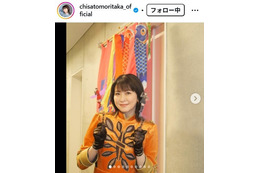 森高千里、圧巻スタイル際立つミニスカ衣装公開「奇跡の美脚」「スタイルが変わってない」と反響 画像