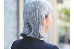 何歳になったら「グレイヘア」にしていいの？「老けて見える」と反対されていた女性。54歳で白髪染めをやめてみたら、思わぬ効果が⁉