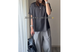 【ユニクロ】のイージーパンツを味方に。サテンＴブラウスで涼しげな初夏のワントーン【40代の毎日コーデ】