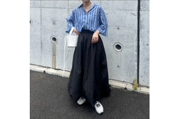 大人世代が圧倒的に使いやすい【ブルーストライプシャツ】。×黒スカートで軽やかに仕上げた爽やかリラックス【40代の毎日コーデ】