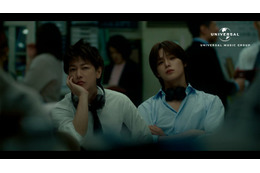 佐藤健＆K（&TEAM）新CM「花火の夏」篇解禁・舞台は会議室 Mrs. GREEN APPLE人気曲が世界観演出