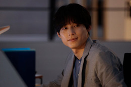 【告白－25年目の秘密－ 第1話】爽太（松村北斗）、麻里子（岡崎紗絵）に初めて声をかける 当たり前の日常がスリリングに一変