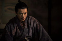 大河「豊臣兄弟！」信長役・小栗旬、平手打ち・ドロップキック…迫力アクションに視聴者震撼「まるでクローズZERO」「怖すぎる」 画像