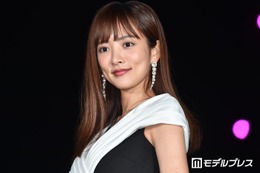 2児の母・夏菜「前髪にもさらにハイライト増やした」イメチェン姿に「大人の色気と可愛さが両立」「どの角度から見ても綺麗」と反響 画像