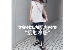 接触冷感トップスは猛暑の最高の相棒。チュニック丈で体型カバーも叶うモノトーンカジュアルスタイル【40代の毎日コーデ】