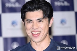 小島よしお、2歳息子との仲良しディズニーショット公開「すくすく大きくなってる」「いたずらっ子で可愛い」