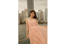 日向坂46藤嶌果歩、海上でピンクドレス着こなし微笑む 1st写真集先行カット第15弾解禁【果実の歩幅】 画像