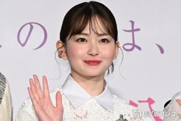 山田杏奈、膝上ワンピで美脚スラリ ドイツ街中ショットに「美しすぎて見惚れる」「まるで映画のワンシーン」と反響 画像