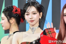 aespaカリナ、胸元ざっくりドレス着こなす頬杖ショットに絶賛の声「女神の憂鬱」「絵画のような美しさ」と反響 画像