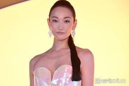 冨永愛「初めての海の砂」生後2ヶ月の第2子と海へ「愛おしさが詰まってる」「可愛すぎるあんよ」と反響 画像