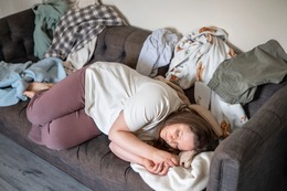 46歳、めまい、痛み、気分の落ち込み。でも生理が順調なら更年期じゃないよね…？ 5人の子を育てる53歳女性が、更年期だと気づくまでに4年かかった理由【100人の更年期・リバイバル】
