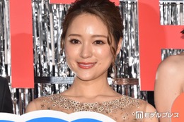 chay、オフショル衣装姿披露「鎖骨くっきりで綺麗」「透明感が引き立ってる」と反響 画像